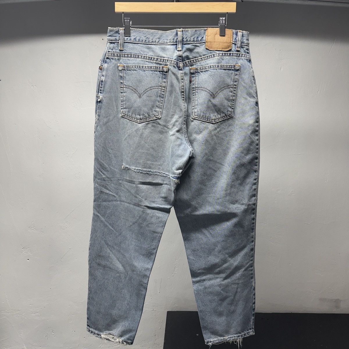 Levi's Vintage Women's Levi's 550 Thrashed Faded Jeans ERD Grunge Size 34" / US 12 / IT 48 - 2 Thumbnail