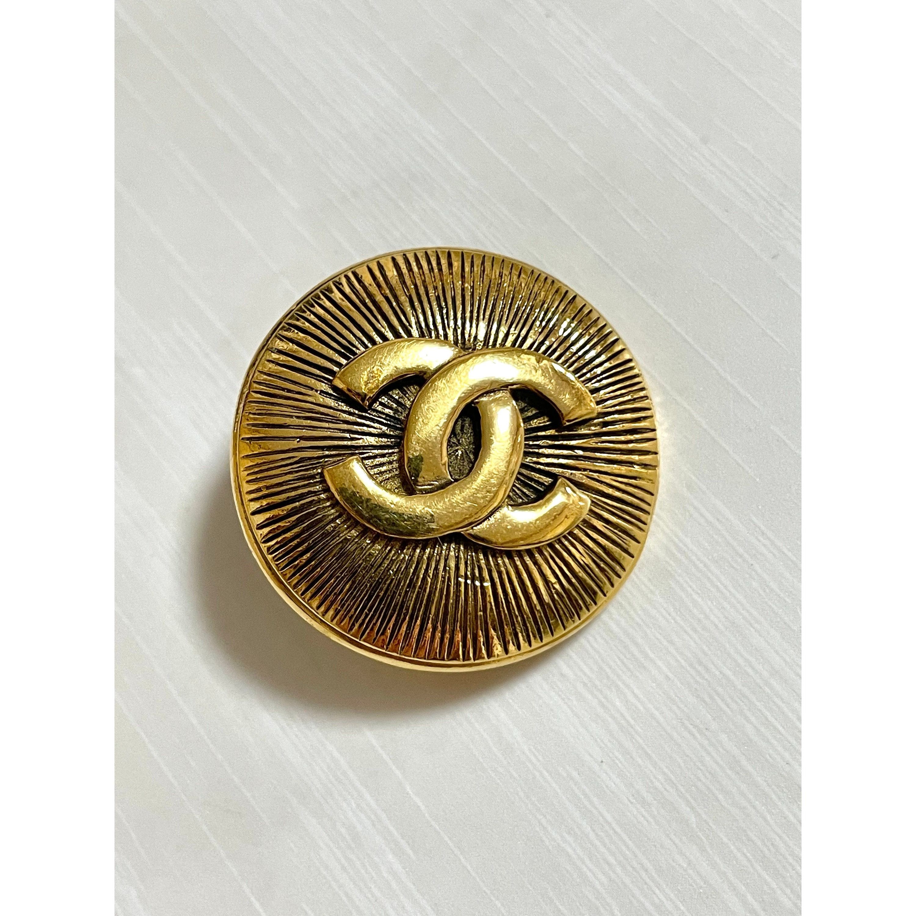 Chanel Vintage CHANEL round CC brooch, sunburst design. France Size ONE SIZE - 4 Thumbnail