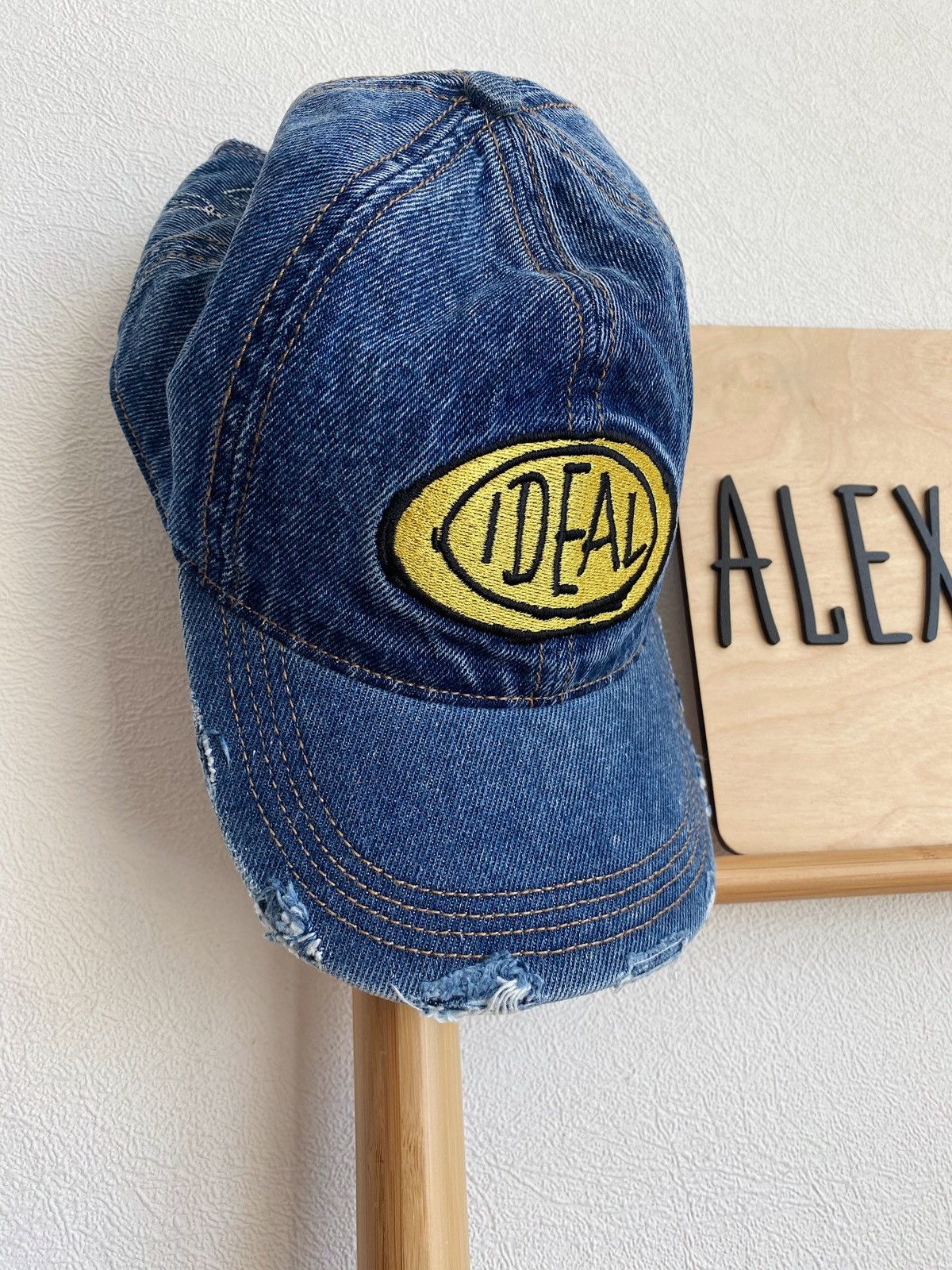 H&M × Jean-Michel Basquiat × Who Decides War WHO DECIDES WAR x BASQUIAT x H&M EMBROIDERED-MOTIF DENIM CAP Size ONE SIZE - 1 Thumbnail