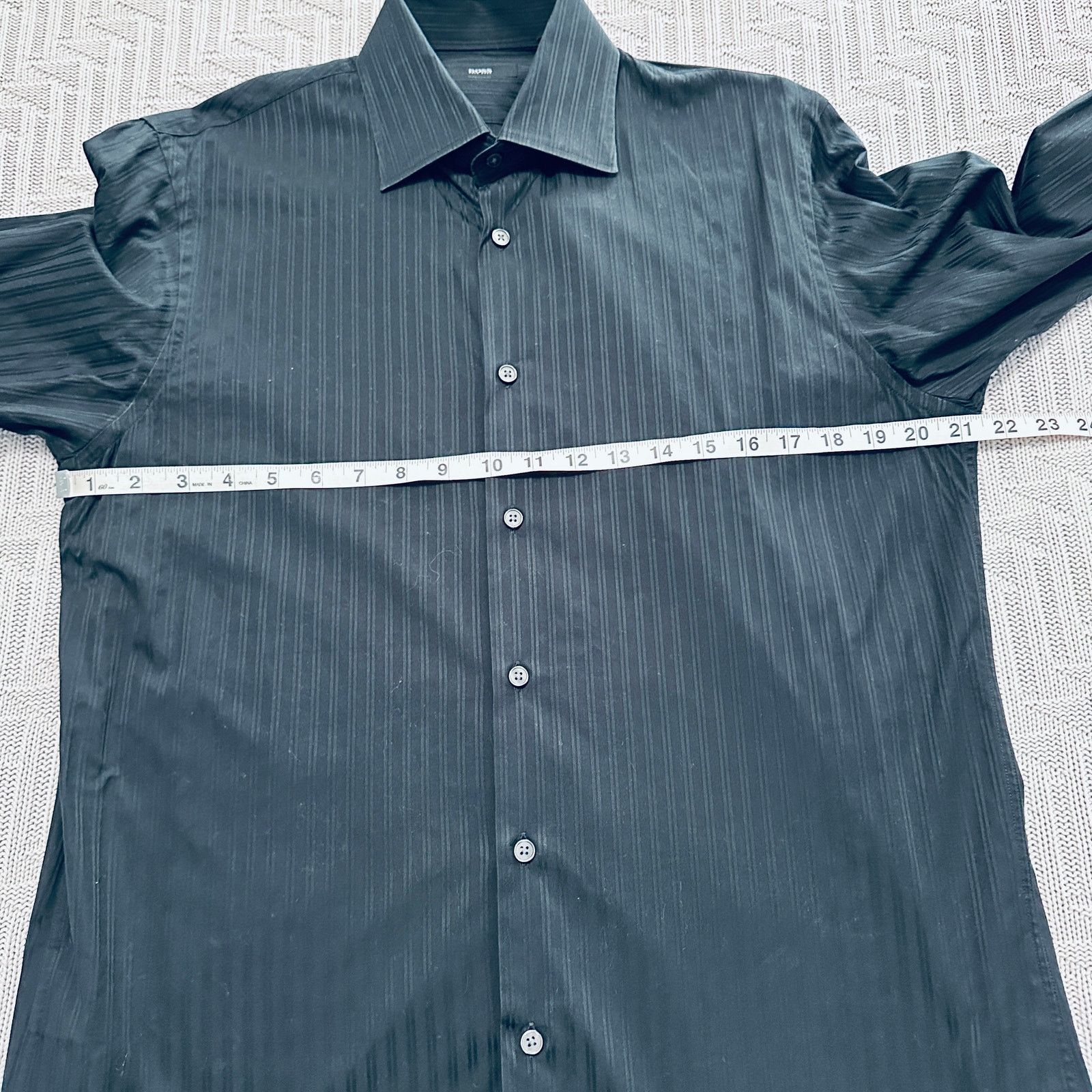Hugo Boss Hugo Boss black button down Size US M / EU 48-50 / 2 - 6 Thumbnail