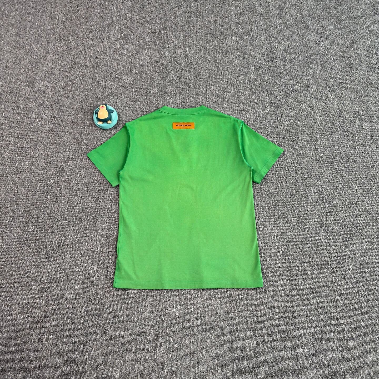 Louis Vuitton LV Embossed Logo Green Short Sleeve M Near New Size US M / EU 48-50 / 2 - 2 Thumbnail