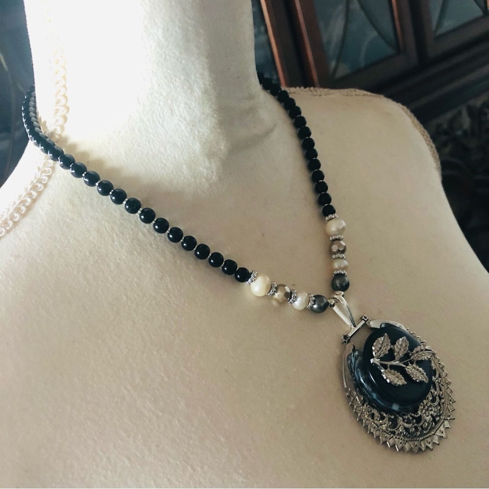 Handmade Handcrafted repurpose filigree leaf Pearl necklace Size ONE SIZE - 4 Thumbnail