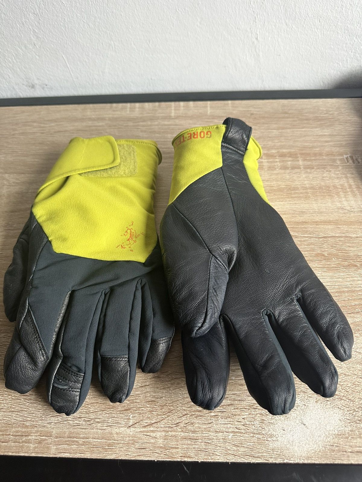 Arc'teryx Arzteryx Gloves Size 32 - 1 Thumbnail