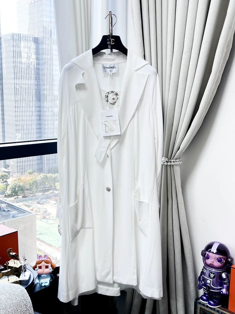Chanel Chanel Roof series white leather chain strap long windbrea Size XS / US 0-2 / IT 36-38 - 1 Thumbnail