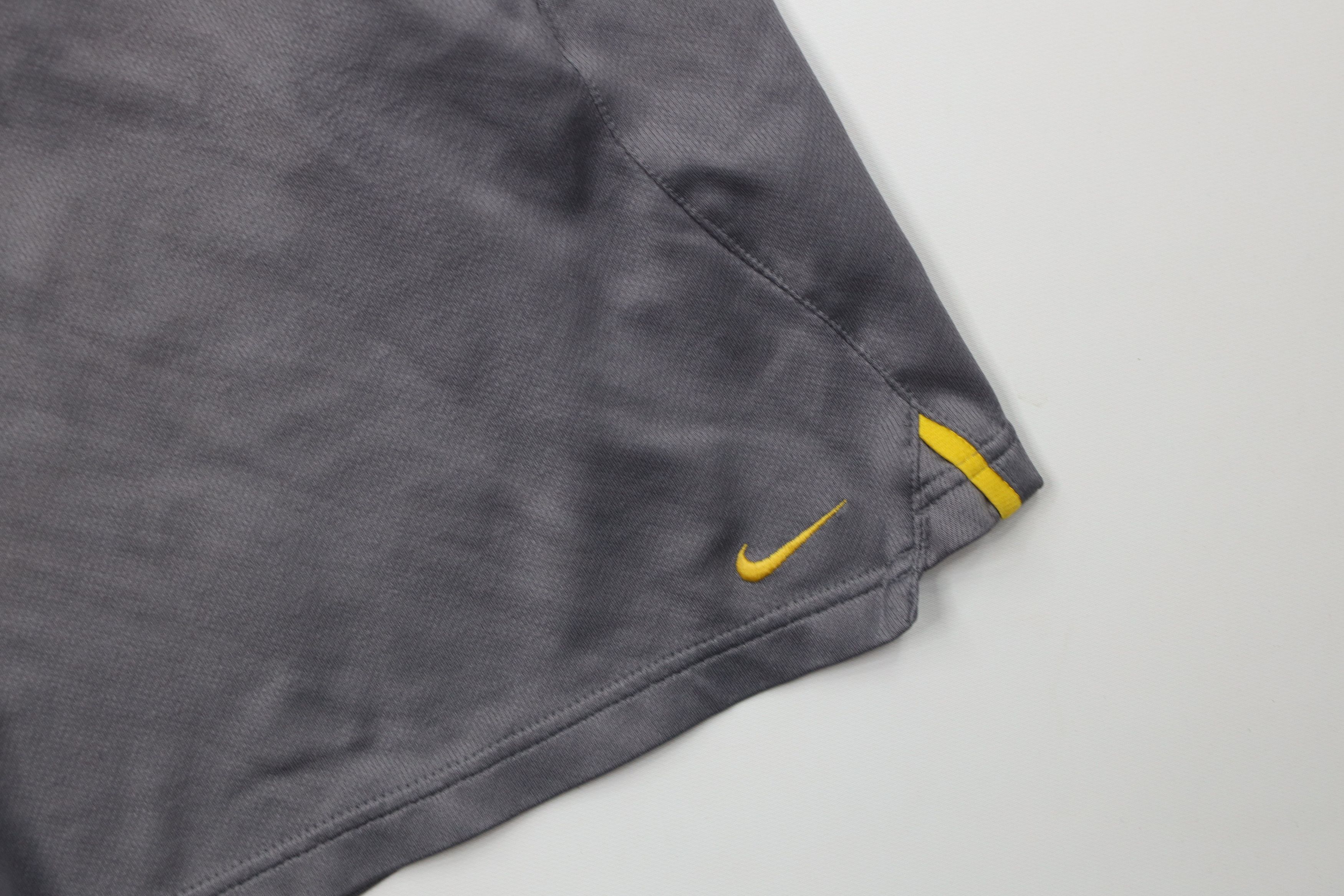 Nike AS IS Vintage Nike Swoosh University of Michigan Shorts Size US 36 / EU 52 - 6 Thumbnail
