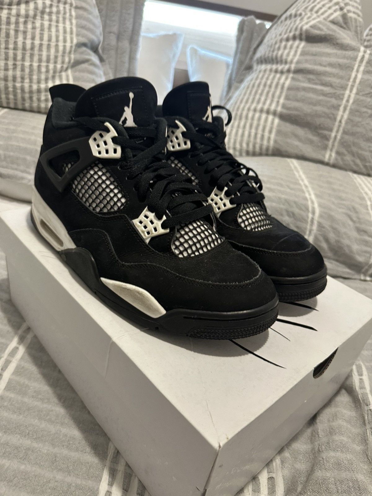 Jordan Brand Jordan 4 white thunders Size US 10.5 / EU 43-44 - 2 Thumbnail