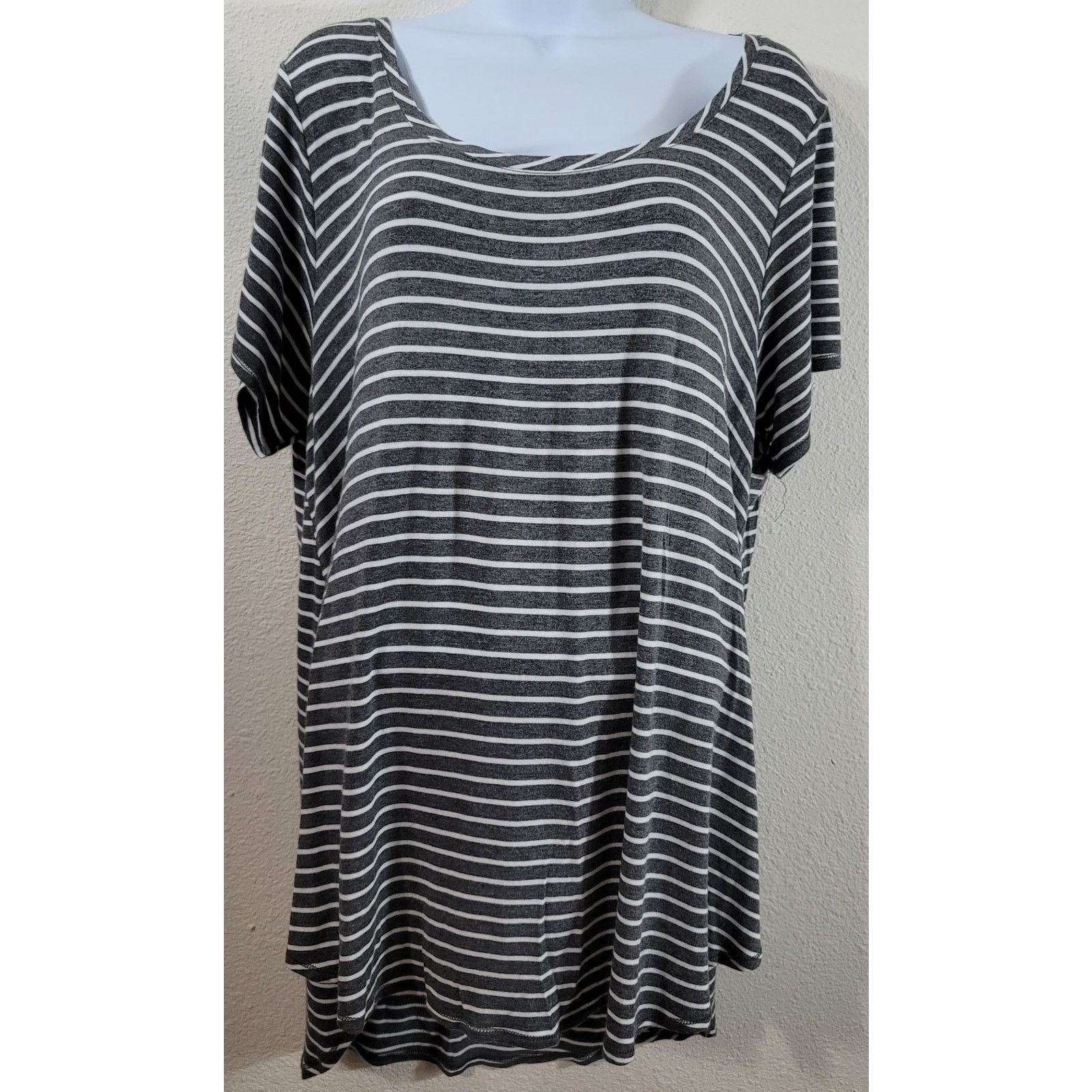 Other Maurices Gray White Striped Hi Low Top 1 18 20 Plus Stretchy Size XXL / US 16-18 / IT 52-54 - 1 Thumbnail