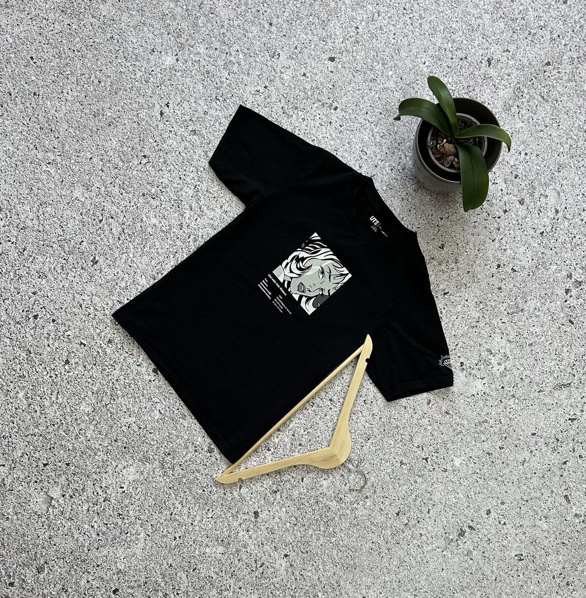 Uniqlo Uniqlo Girl With Hair Ribbon Art T-Shirt Y2K Hype Size US XS / EU 42 / 0 - 1 Thumbnail