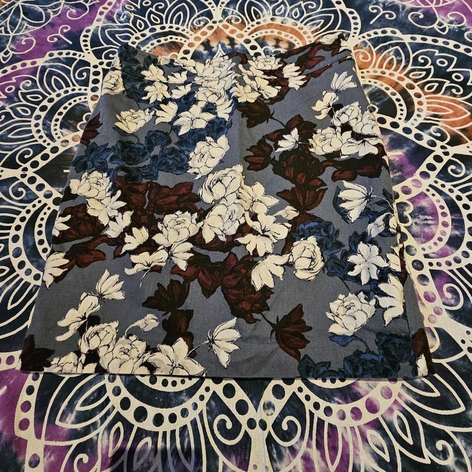 Ann Taylor Ann Taylor Women's Burgundy and Navy Floral Skirt Size 27" / US 4 / IT 40 - 2 Thumbnail