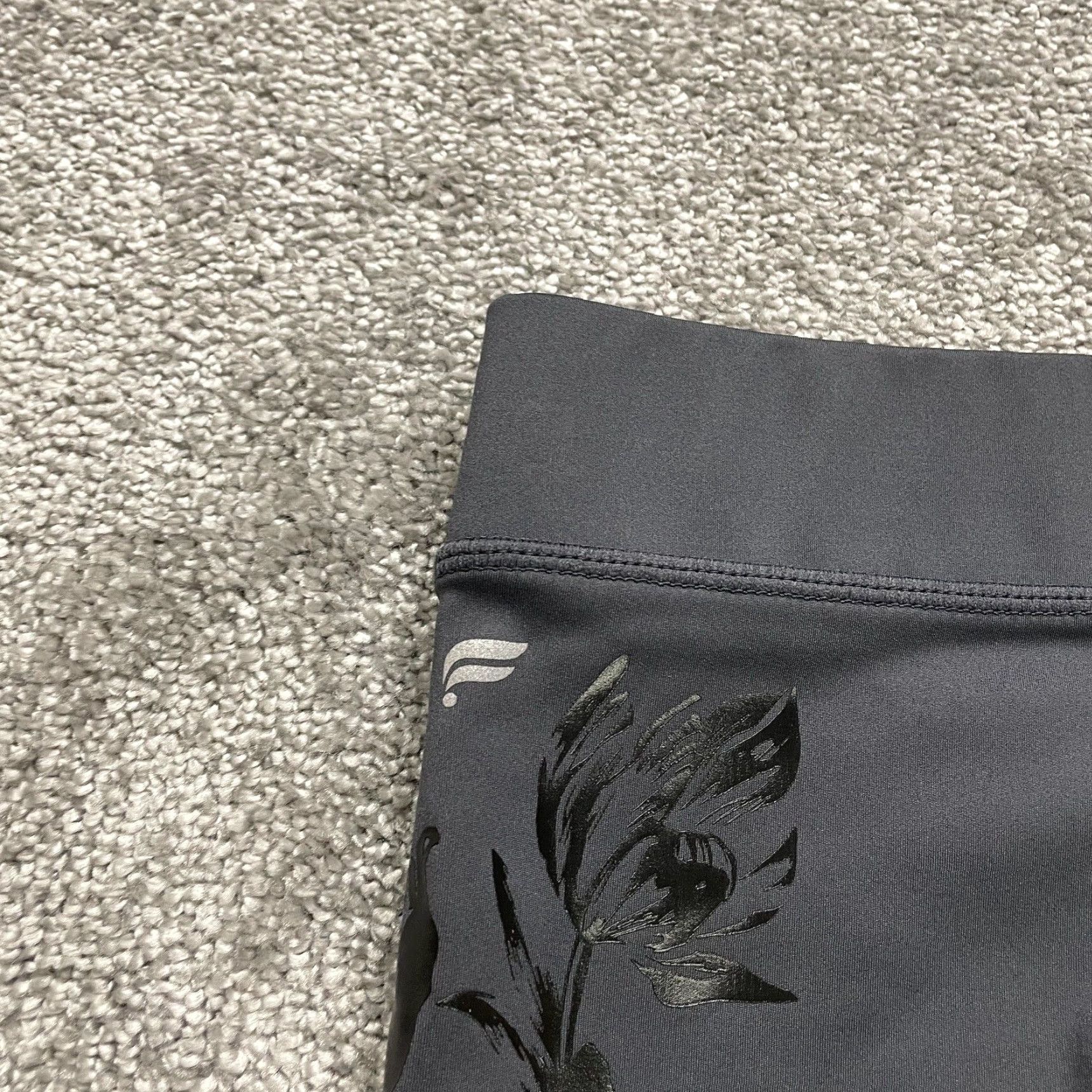 Fabletics Fabletics Leggings Shirt Womens Large Gray Black Flower High Rise Cropped 30x23 Athletic Activewear Size 36" / US 14 / IT 50 - 3 Thumbnail