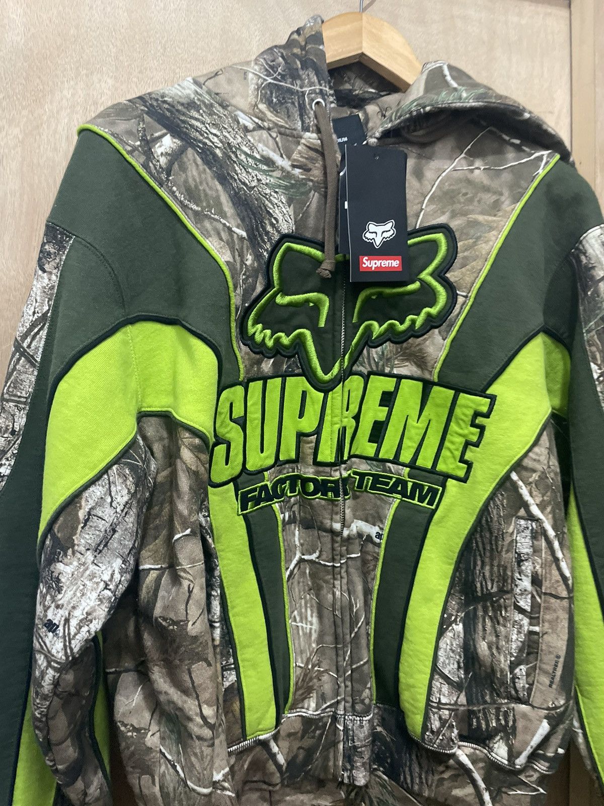 Supreme Supreme fox hoodie factory team real tree size medium brand Size US M / EU 48-50 / 2 - 2 Thumbnail