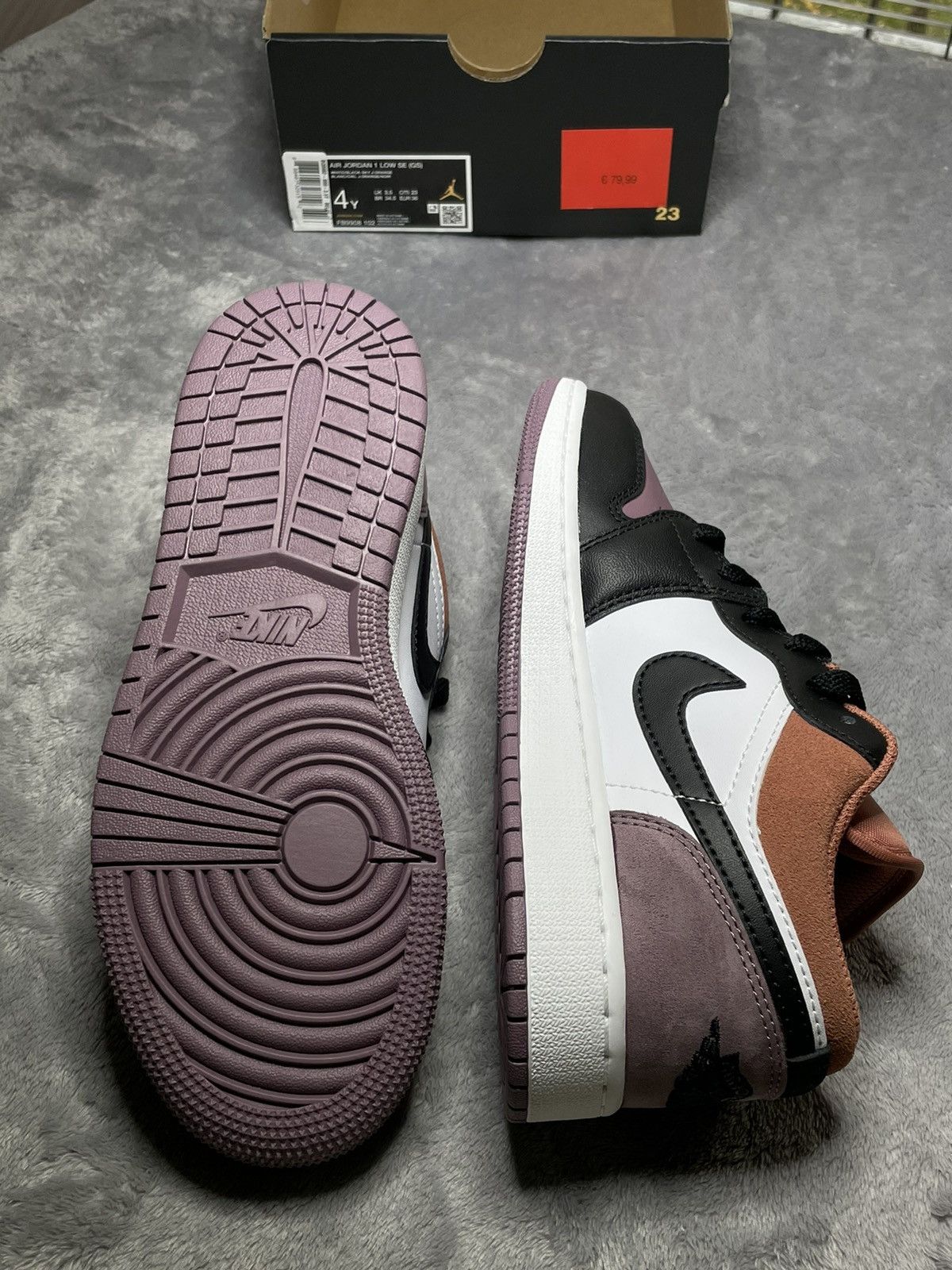 Nike AIR JORDAN 1 LOW SE (GS) Size US 5.5 / IT 35.5 - 8 Thumbnail