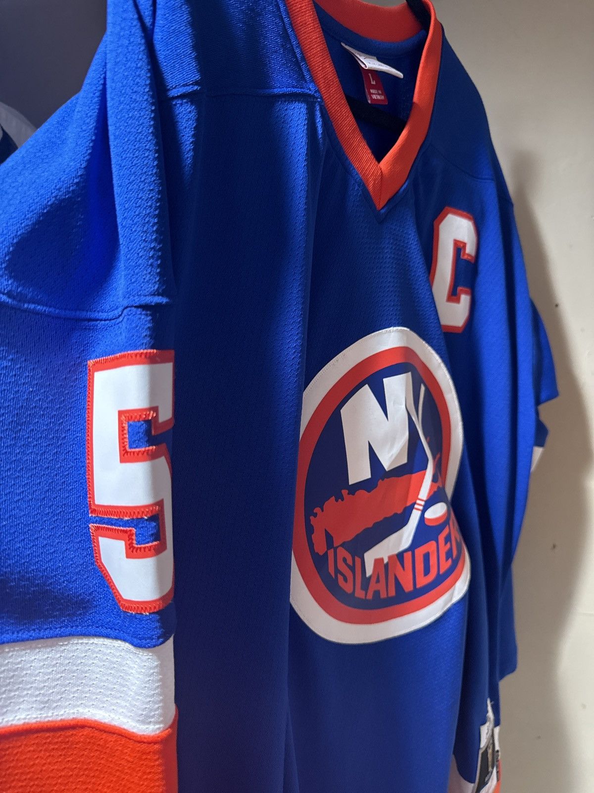 Mitchell & Ness Mitchell & Ness Islanders (82-83) Denis Potvin Player Jersey Size US L / EU 52-54 / 3 - 2 Thumbnail