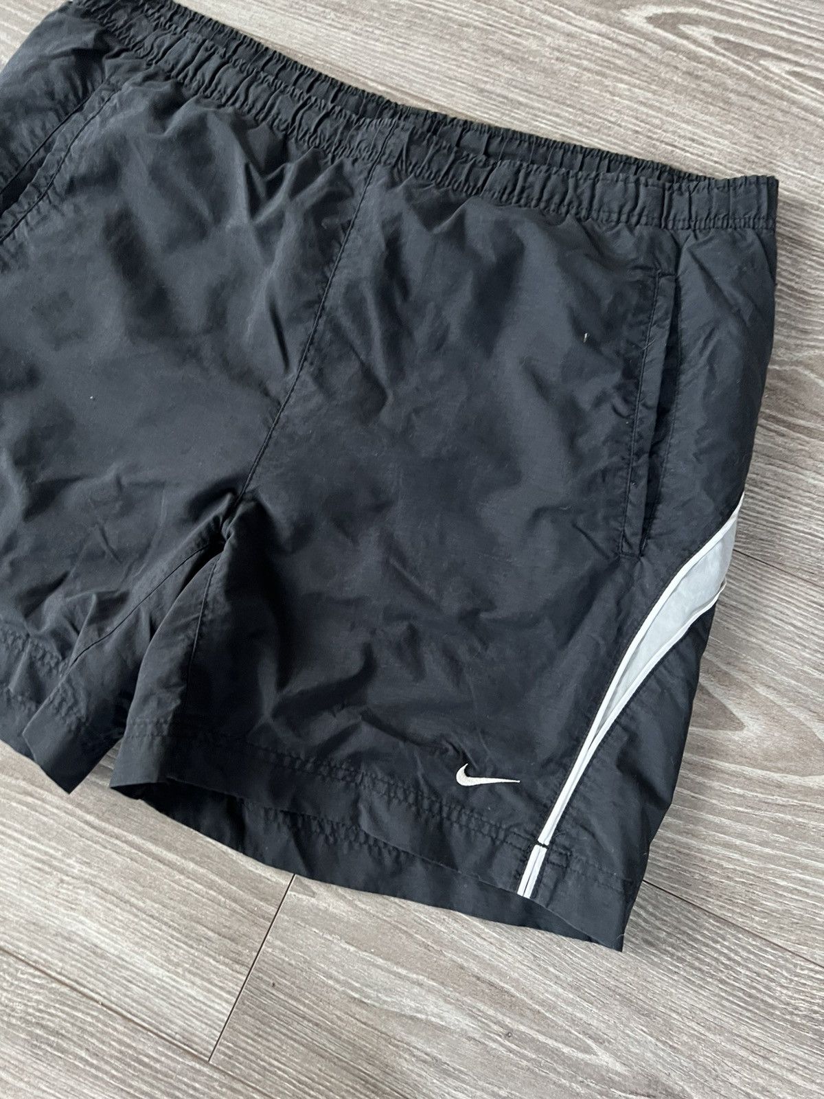 Nike × Vintage ‼️Vintage Nike Nylon Knited Swoosh Logo Shorts ‼️ Size US 36 / EU 52 - 7 Thumbnail
