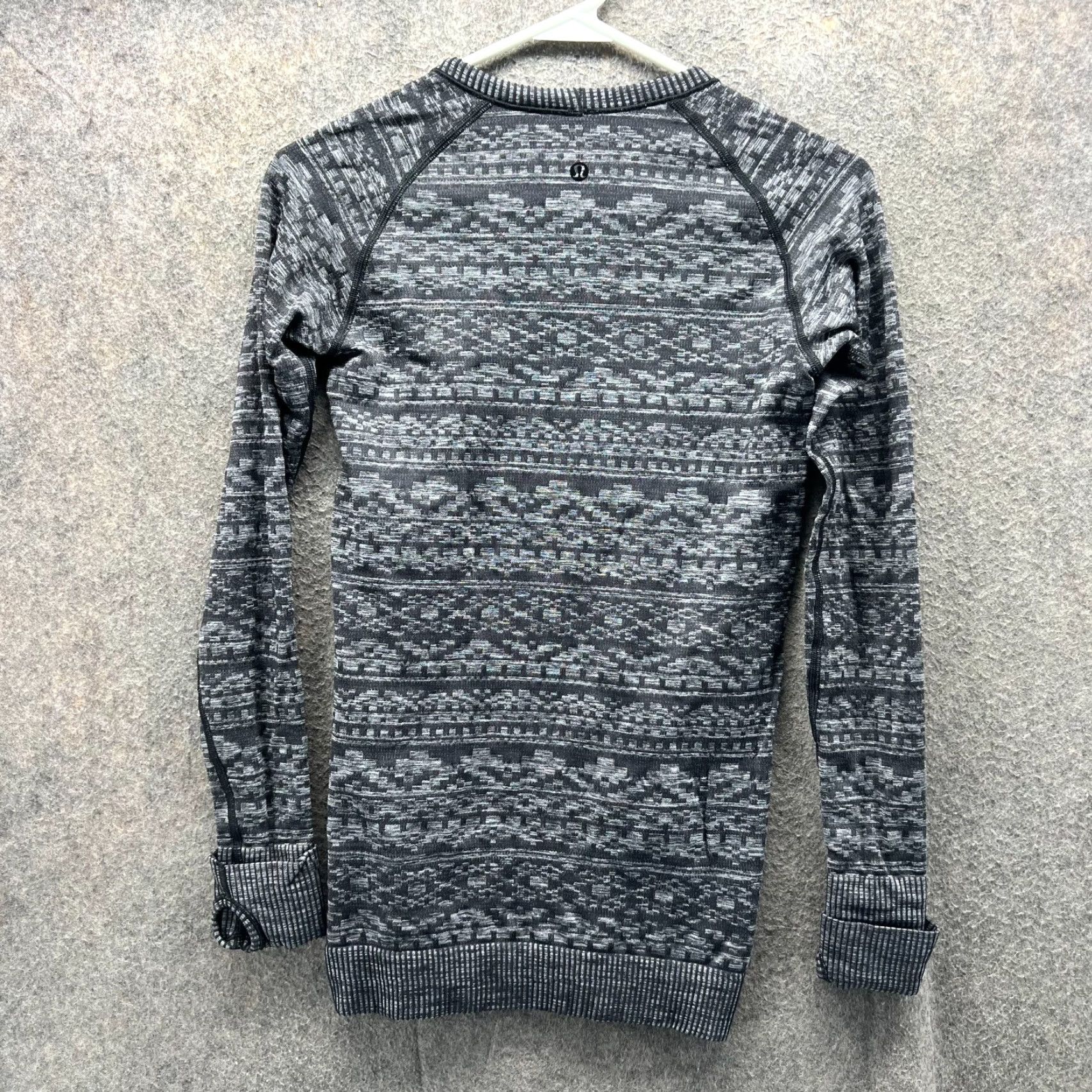 Lululemon Lululemon Shirt Women 0 Gray Black Geometric Fair Isle Thumbholes Aztec Print Shirt Long Sleeve Nike Shirt Size XS / US 0-2 / IT 36-38 - 2 Thumbnail
