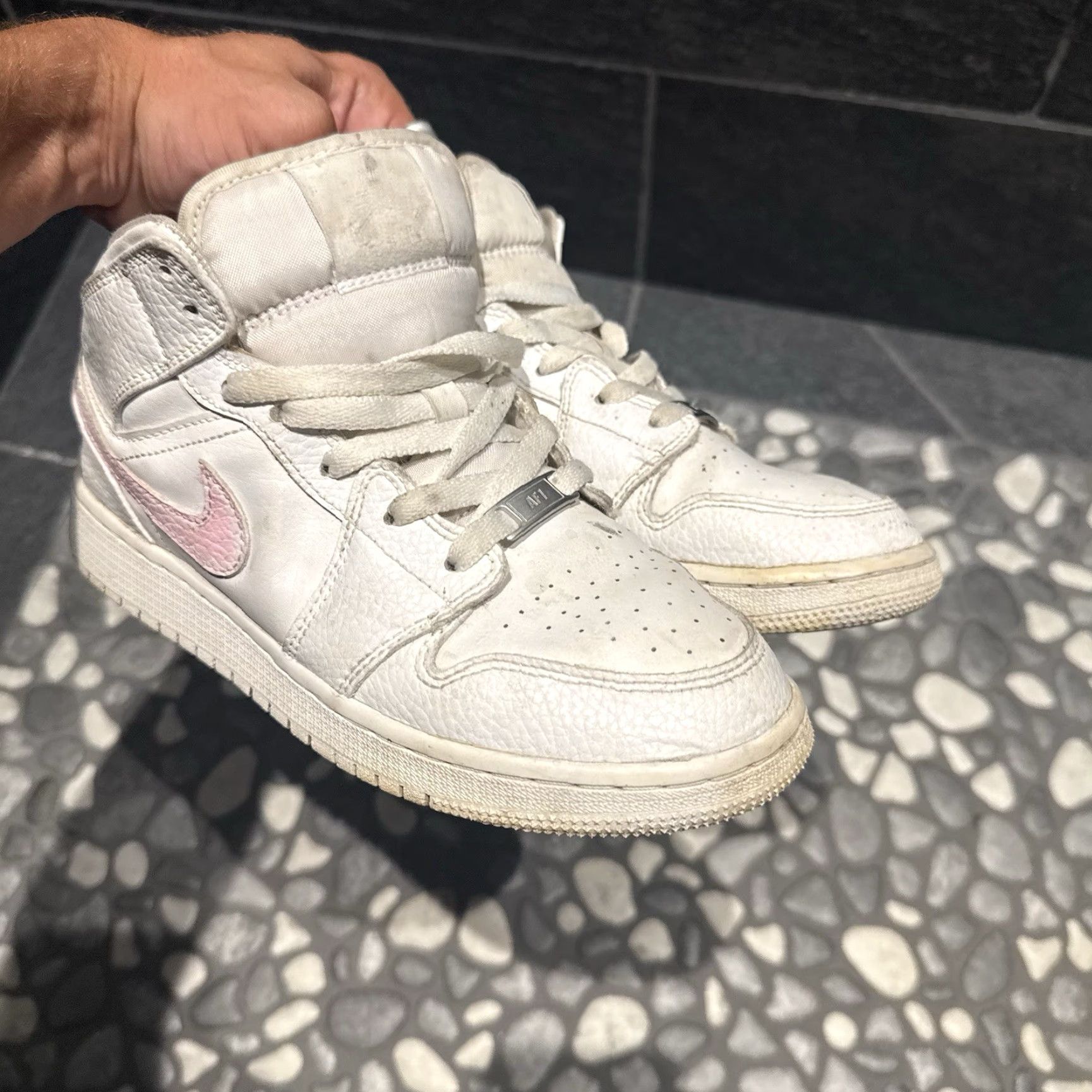 Jordan Brand Nike Air Jordan 1 Mid White Pink Trainers Women Size 5Y 554725-130 Sneaker Leather White Size US 5 / IT 35 - 3 Thumbnail