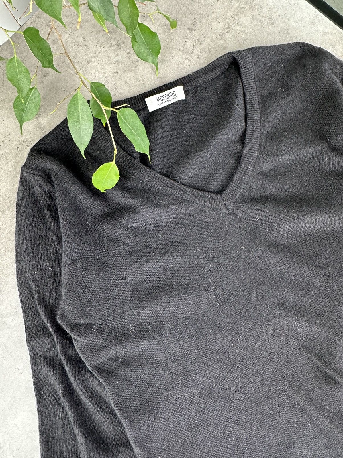 Moschino Moschino V-neck Wool Sweater Size M / US 6-8 / IT 42-44 - 4 Thumbnail