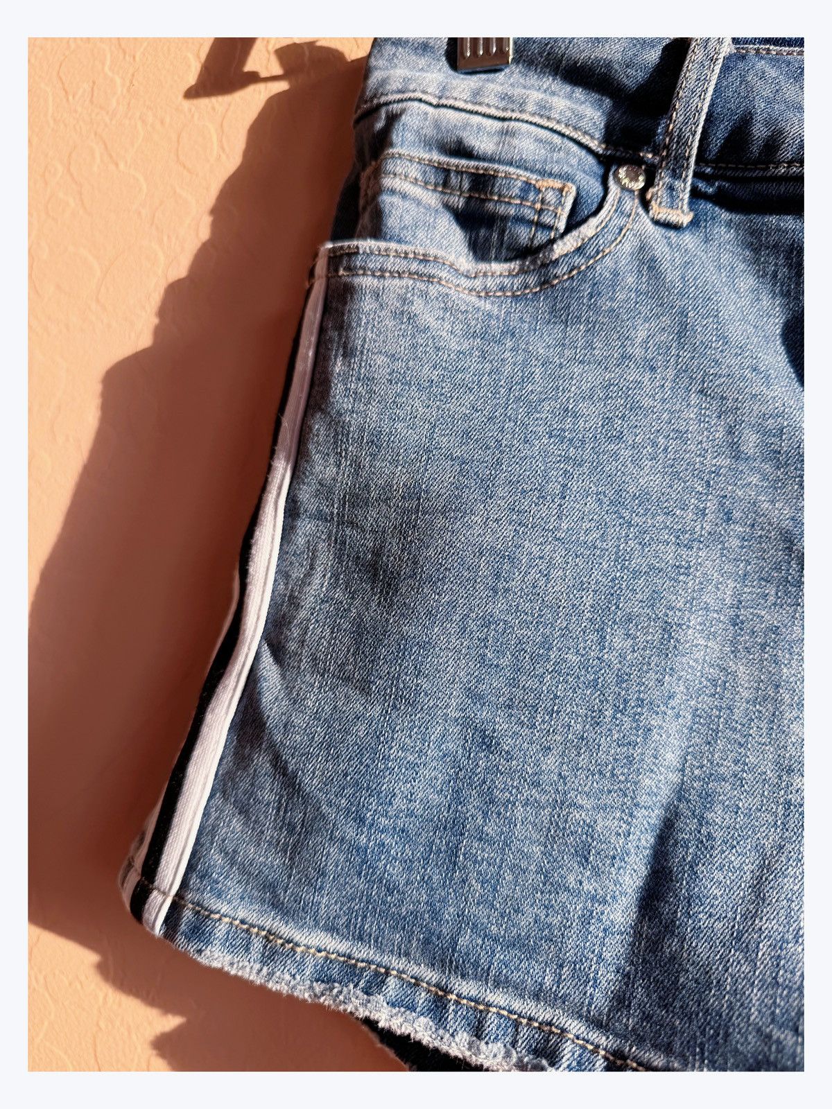 Guess GUESS Denim Shorts with Side Stripes - Sporty Retro Vibe Size 27" / US 4 / IT 40 - 2 Thumbnail