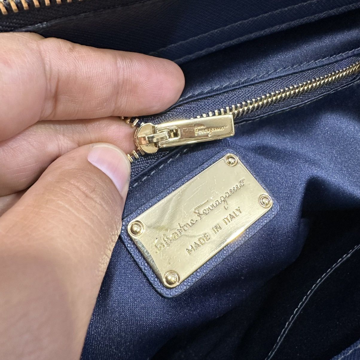 Salvatore Ferragamo Authentic SALVATORE FERRAGAMO Becky Saffiano Leather Handbag Size ONE SIZE - 14 Thumbnail