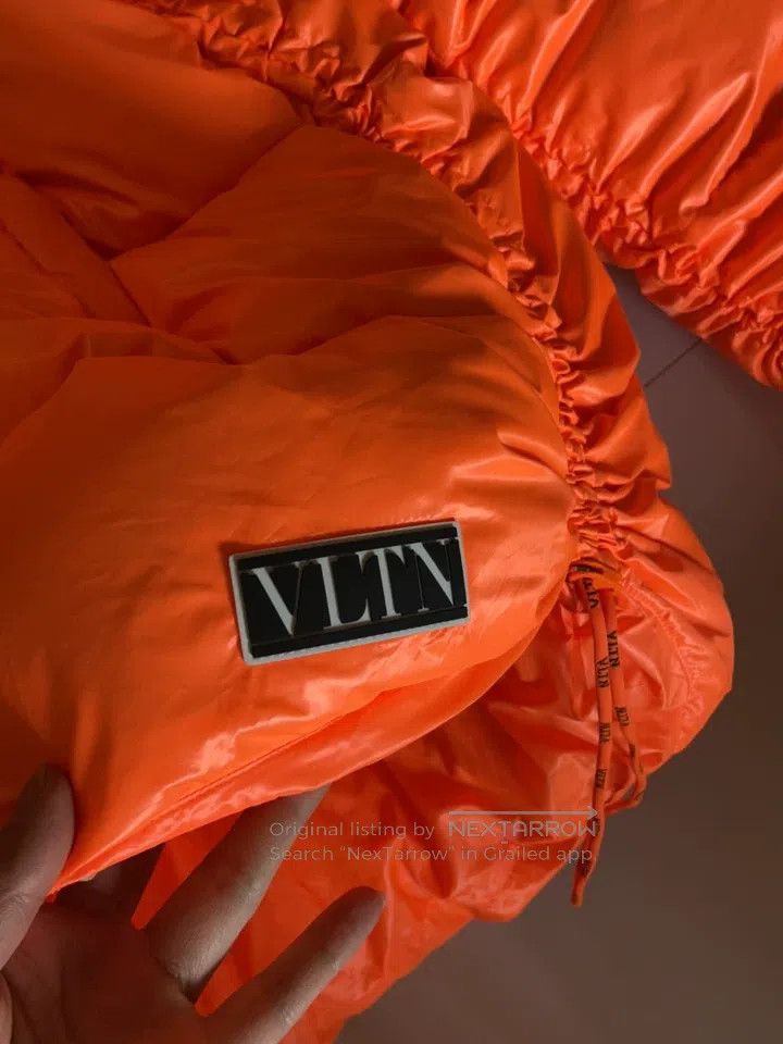 Valentino Valentino Orange logo on a hooded down jacket Size US S / EU 44-46 / 1 - 4 Thumbnail