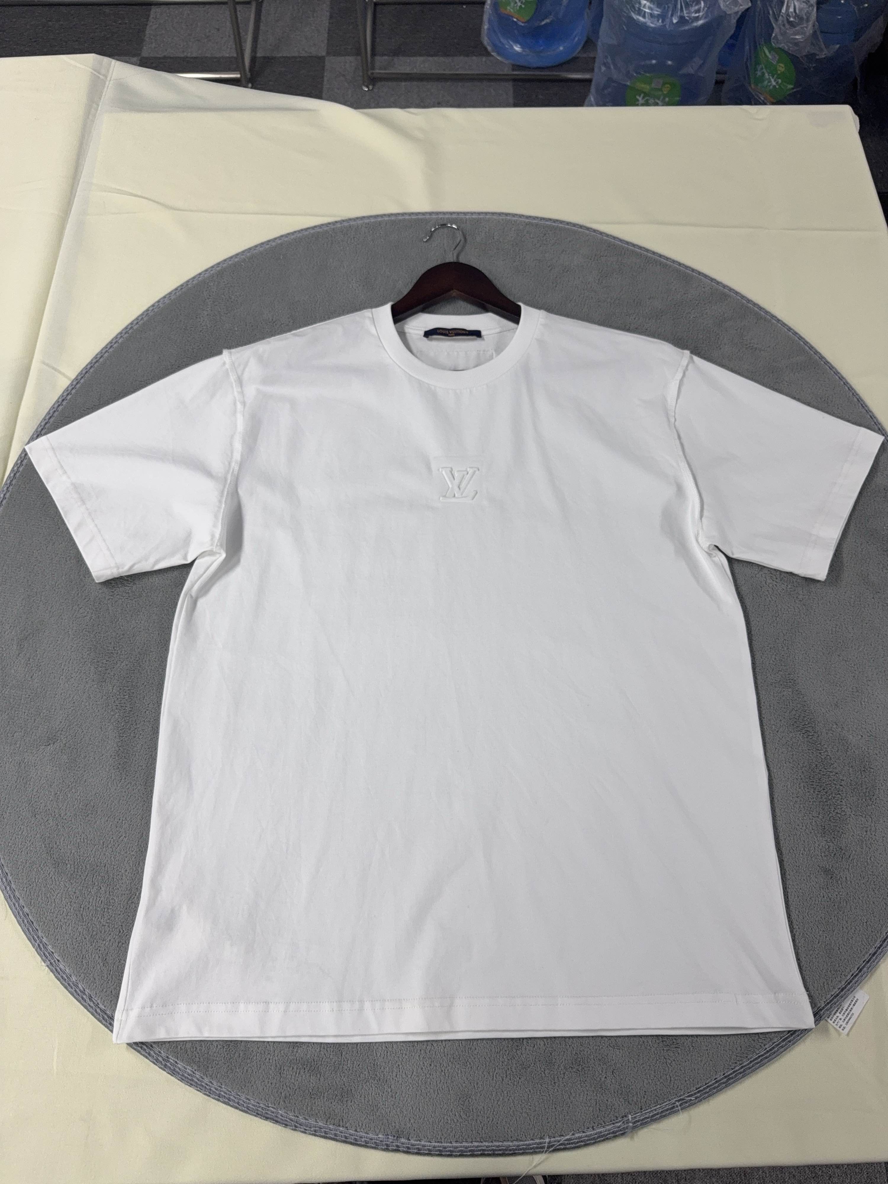 Louis Vuitton Louis Vuitton Embossed Logo T-Shirt Size S Size US S / EU 44-46 / 1 - 1 Thumbnail
