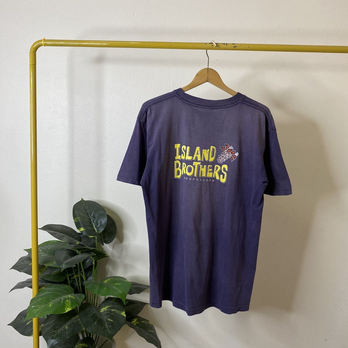 Vintage 1990s Island Brothers Surfboards Sunfaded T Shirt Surfing Size US L / EU 52-54 / 3 - 1 Thumbnail