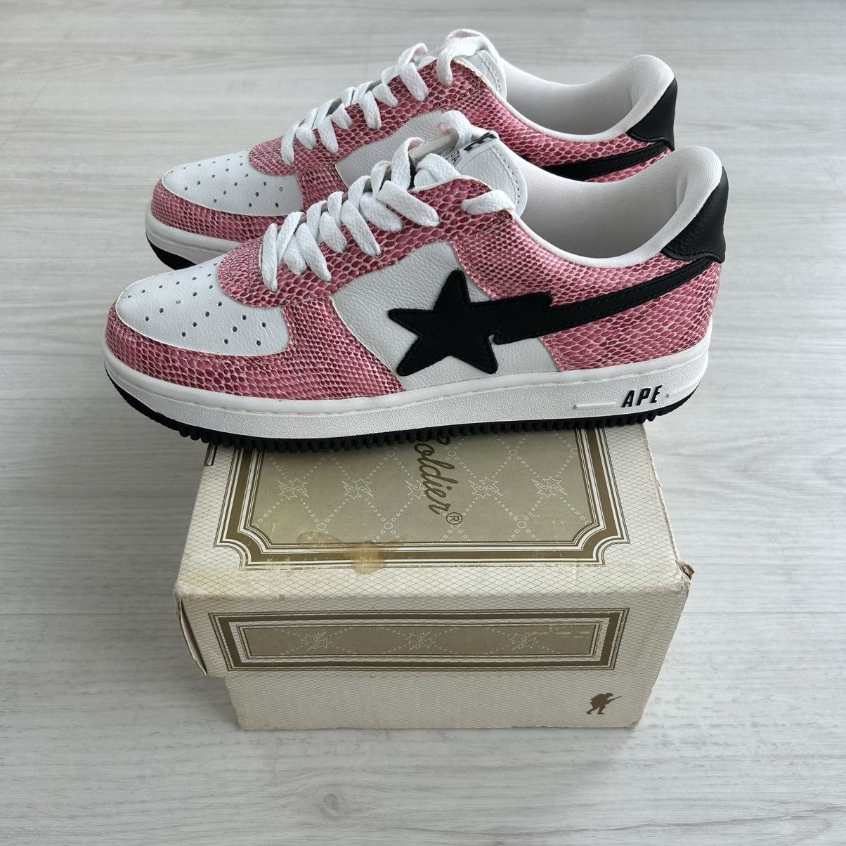 Bape VERY RARE OG 2002 A BATHING APE PINK SNAKESKIN BAPESTA Size US 9.5 / EU 42-43 - 2 Thumbnail