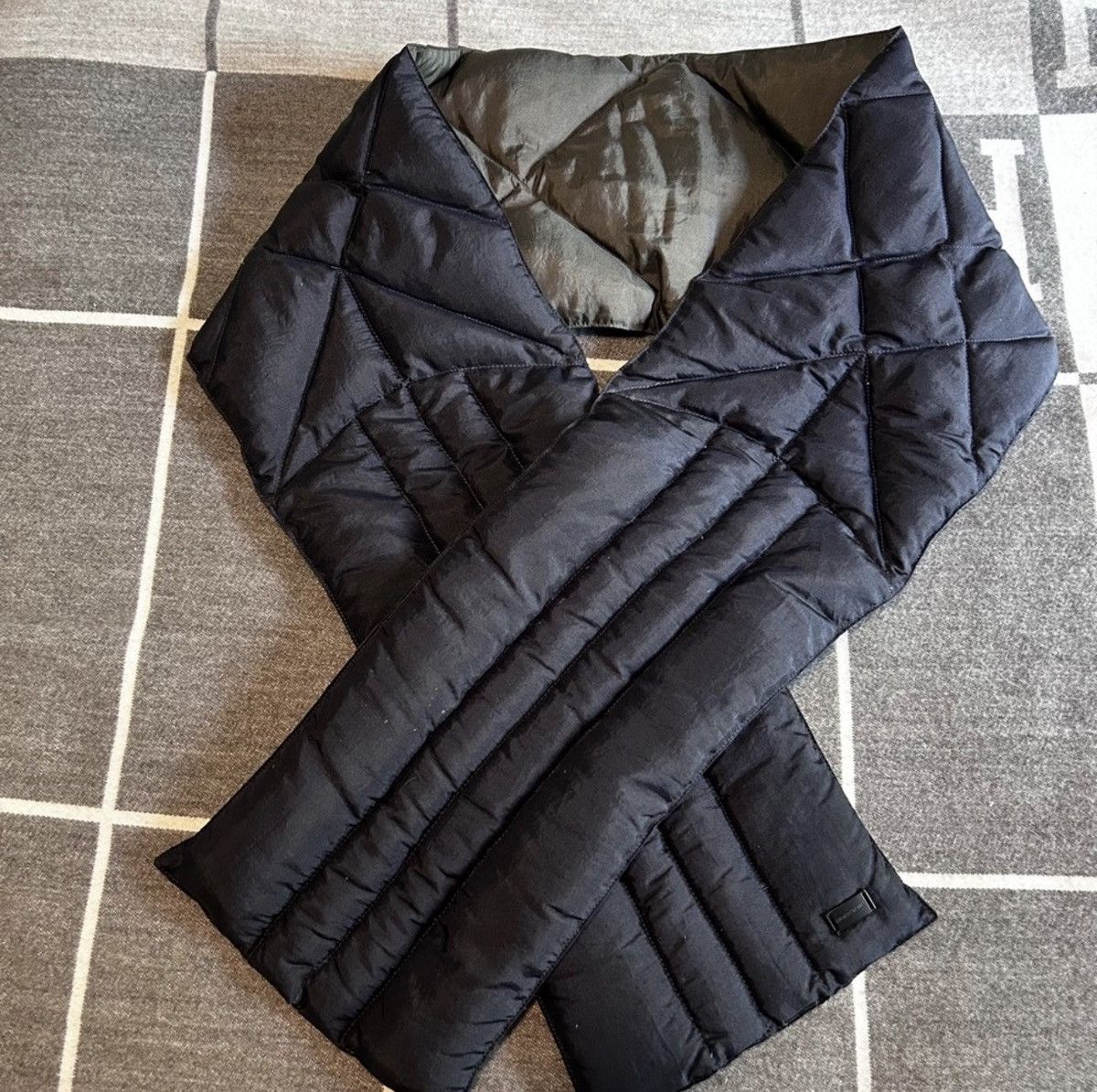 Emporio Armani Emporio Armani Reversible Down Scarf Minimal Tech Luxury Size ONE SIZE - 4 Thumbnail