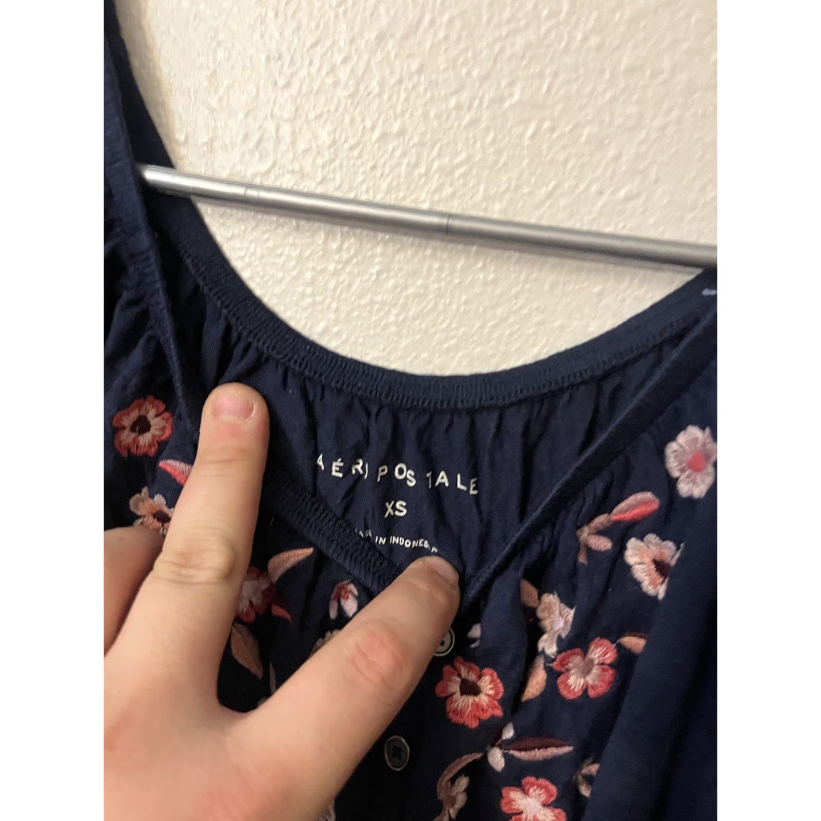 Vintage VINTAGE Aeropostale Women’s Juniors Navy Blue Flower Blouse Short Sleeve Shirt XS Women XS Blue Flower Shirt Blouse Juniors Size XS / US 0-2 / IT 36-38 - 2 Thumbnail