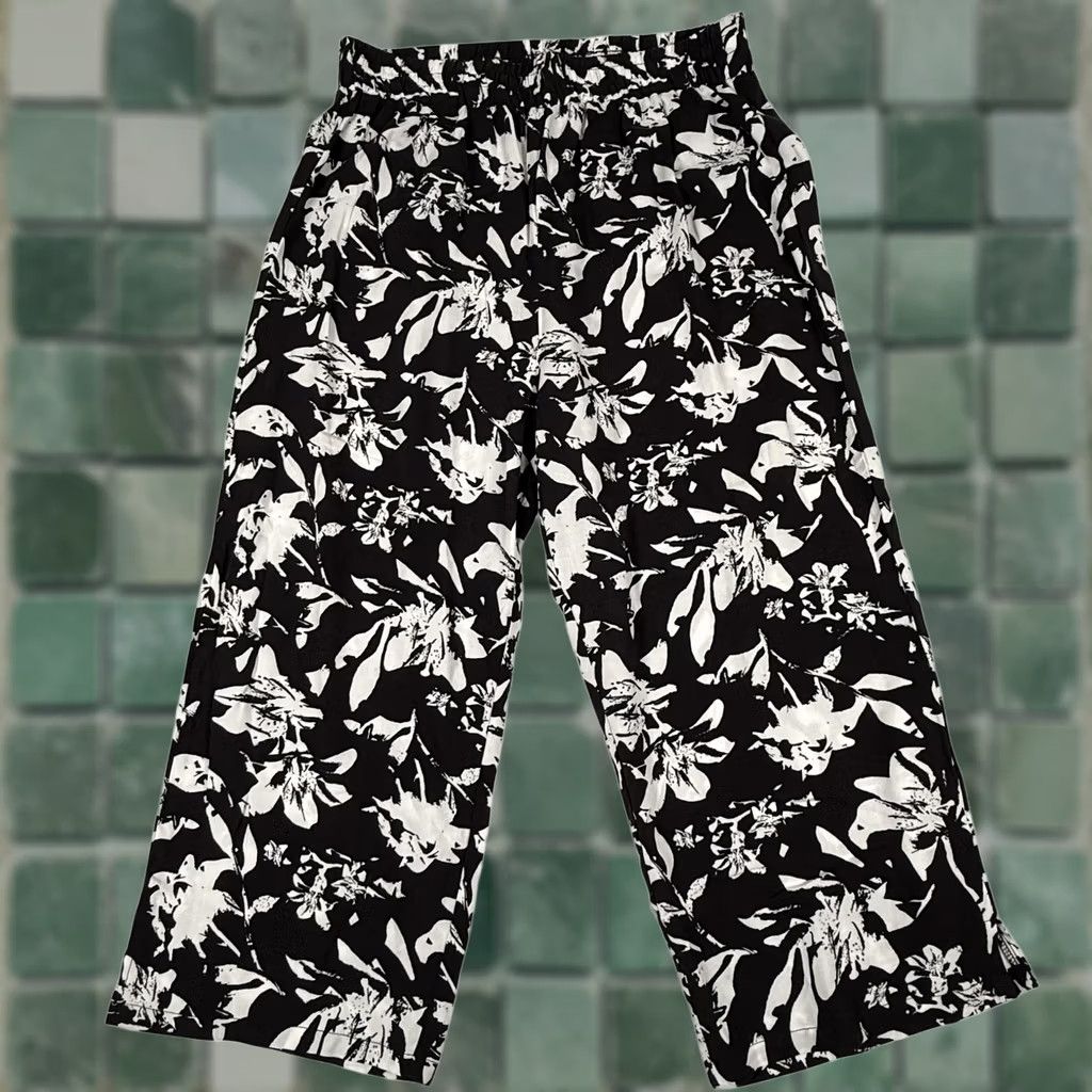 Vintage Hester & Orchard Bohemian Palazzo Pants M Women Wide-Leg Rayon Floral Elastic Waist Beach Vacation Casual Capris Cropped Black/White Floral Pattern Size 32" / US 10 / IT 46 - 1 Thumbnail