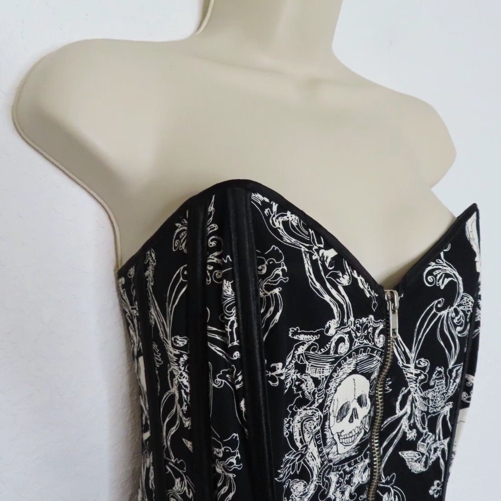 Vintage VINTAGE Shirley of Hollywood Skullduggery 36 Womens Skull Black Lace Up Corset Sexy Top Size XS / US 0-2 / IT 36-38 - 2 Thumbnail