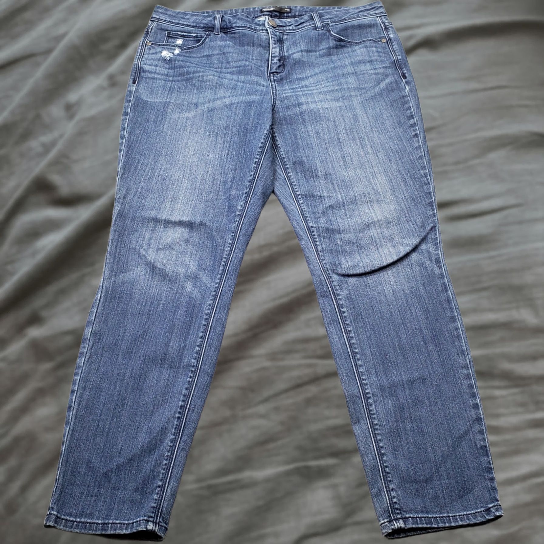 Vintage Simply Vera Vera Wang Jeans Womens 14 Blue Denim Stretch Skinny Leg 5-Pocket Regular Size 14 Womens Pants Denim Blue 27.25 Inseam Size 36" / US 14 / IT 50 - 1 Thumbnail
