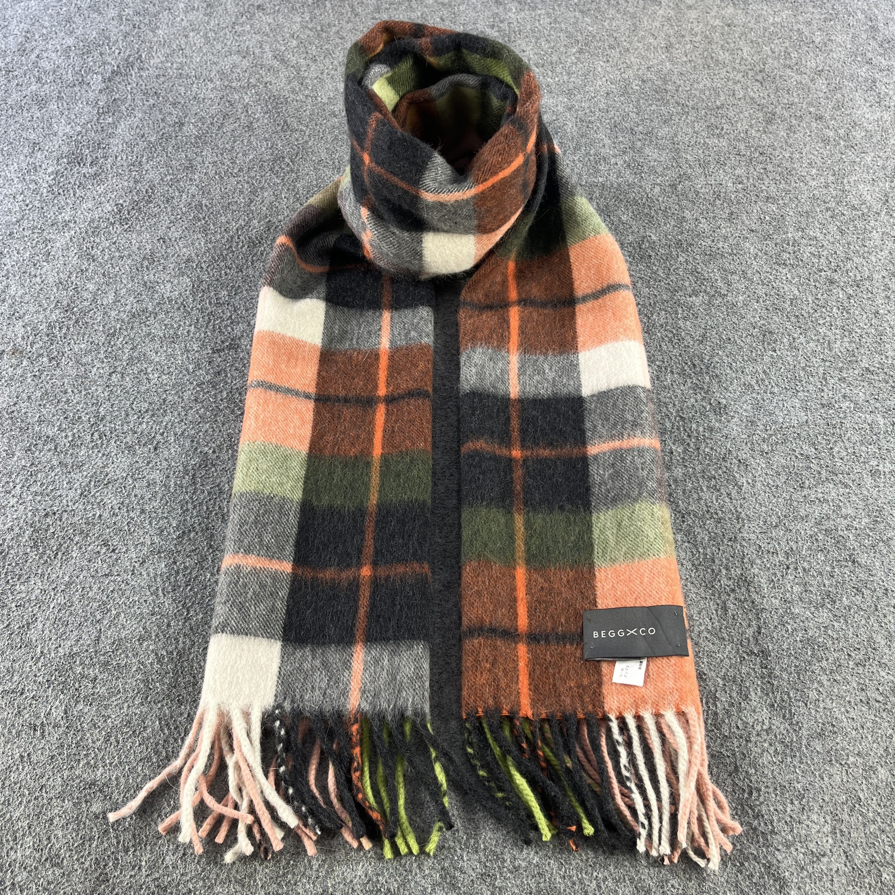 Begg x Co Begg & Co. Scarf / Muffler / Neckwear T1376 Size ONE SIZE - 1 Thumbnail