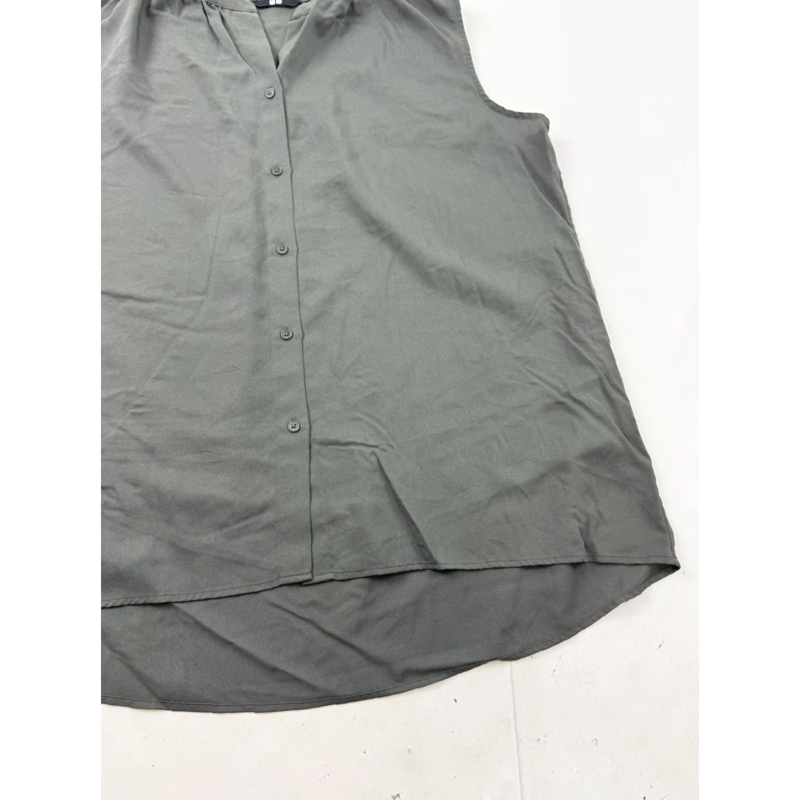 Uniqlo Uniqlo Blouse Womens XL Gray V-Neck Sleeveless Button Tunic Lightweight Top Size XL / US 12-14 / IT 48-50 - 2 Thumbnail