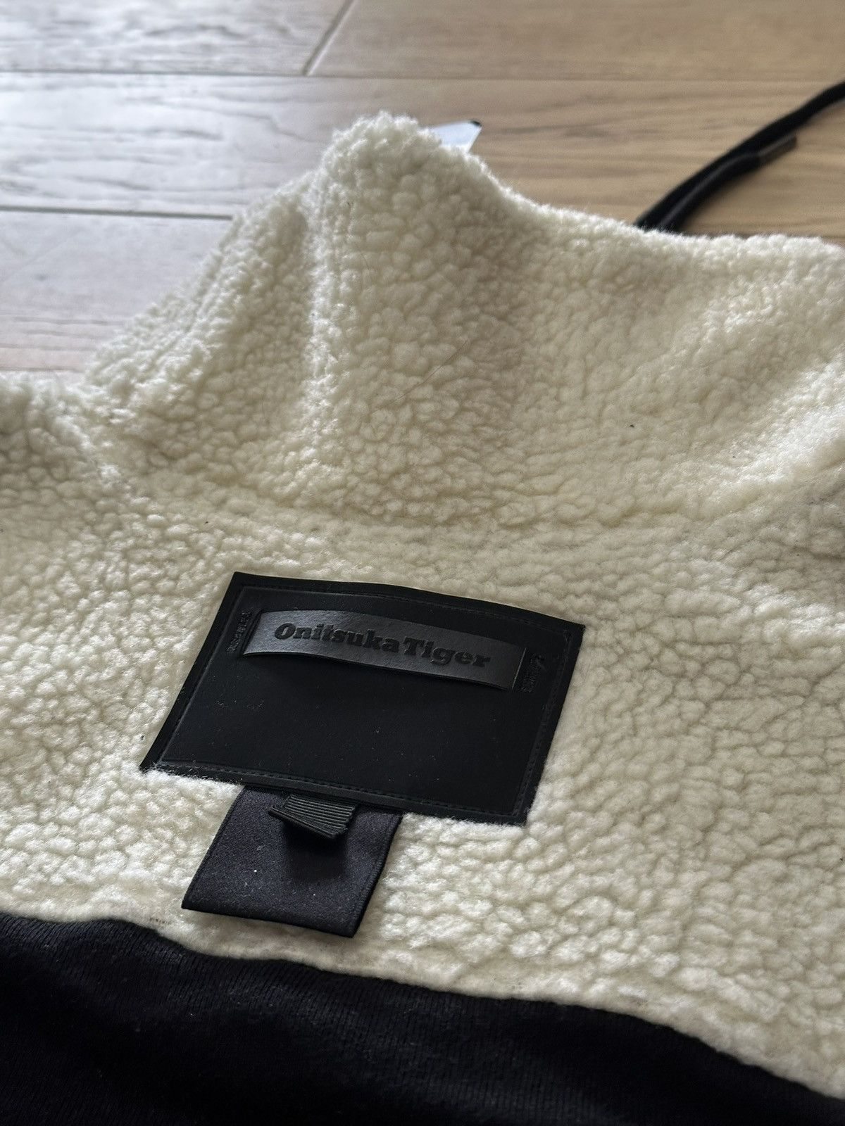 Onitsuka Tiger Onitsuka Tiger WS Boa Top fleece in cream/black colorway. Size S / US 4 / IT 40 - 7 Thumbnail