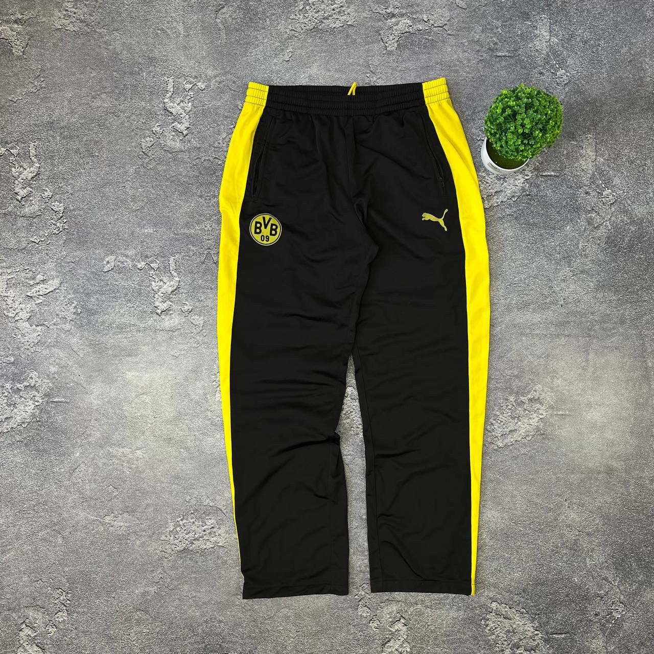 Puma Vintage Men's Borussia Dortmund Black Training PumaTrack Size US 34 / EU 50 - 1 Thumbnail