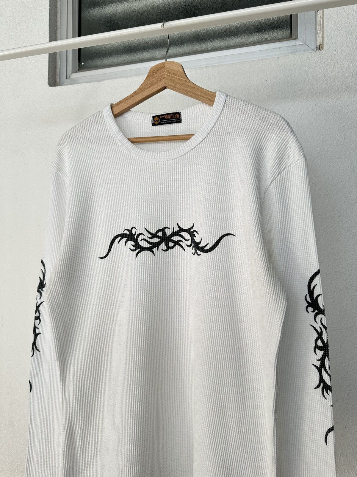 Beauty Beast Late 90's Dangerous Willie tribal thermal long sleeve Size US M / EU 48-50 / 2 - 8 Thumbnail