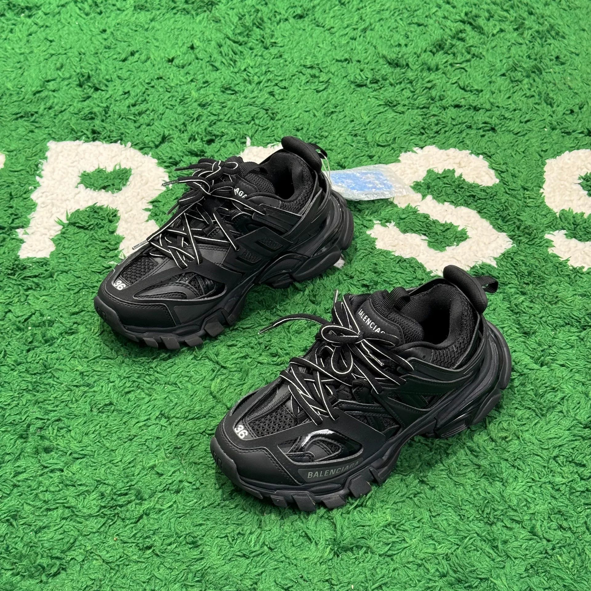 Balenciaga Balenciaga Black Lowtop Sneakers us_6 Women Size US 6 / IT 36 - 1 Thumbnail