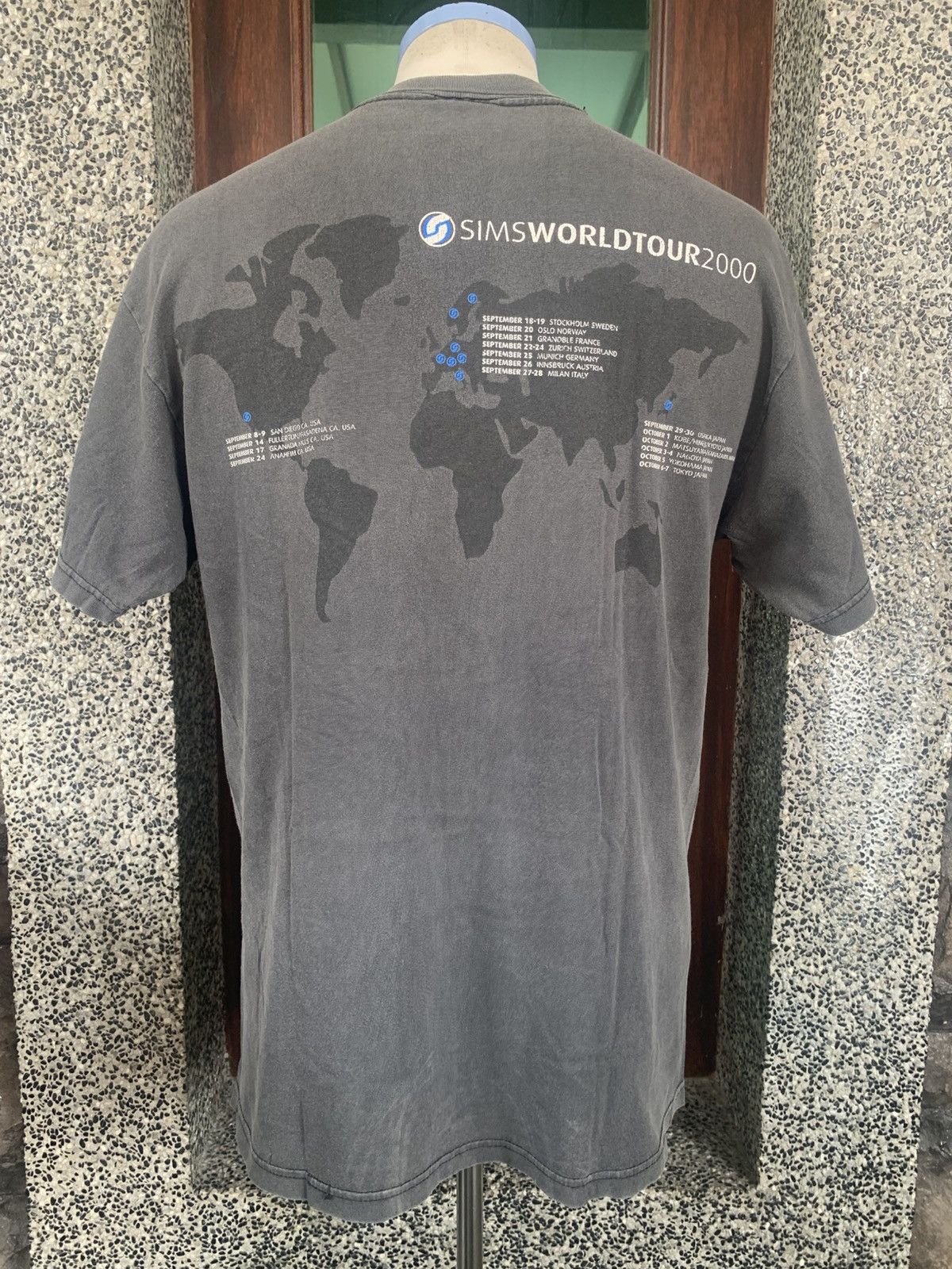 Vintage Vintage 2000 Sims Snowboards World Tour T shirt Size US M / EU 48-50 / 2 - 1 Thumbnail