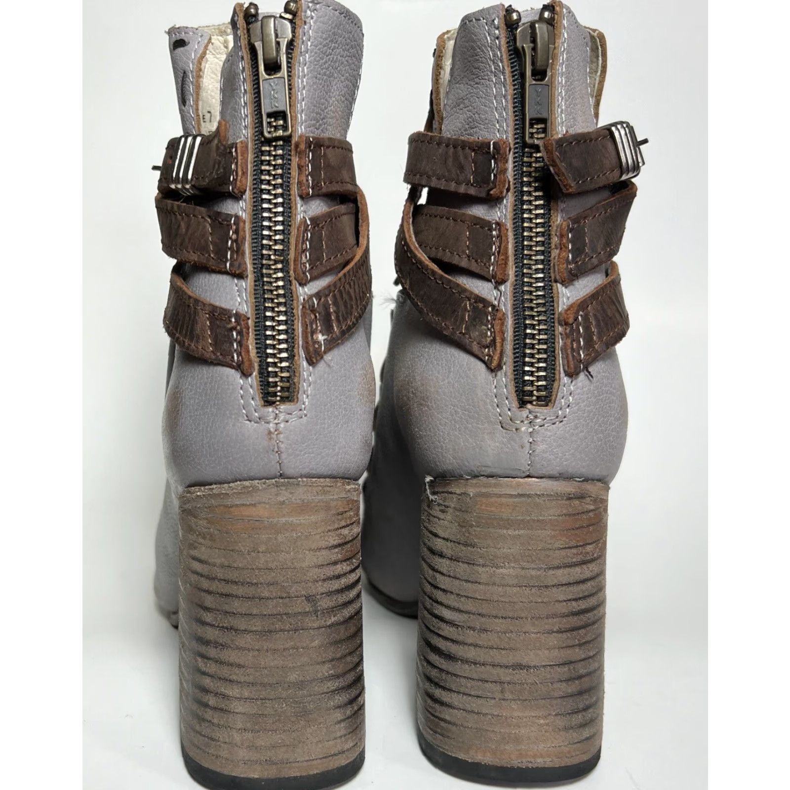 FREEBIRD VINTAGE Freebird Eagle Strappy Ankle Heels Sandals Open Toe Zip Gray Leather Women 7 Mid Heel Block Snake Print Reptile Size US 7 / IT 37 - 6 Thumbnail