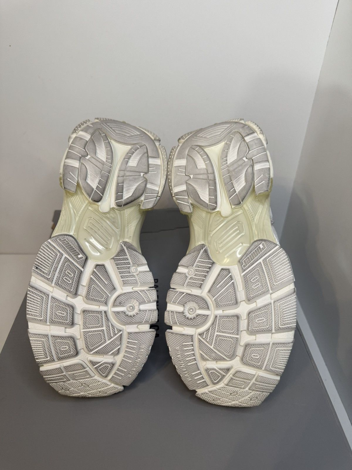 Balenciaga Balenciaga Men’s Runner Sneaker (White) New Size 40 Size US 7 / EU 40 - 6 Thumbnail