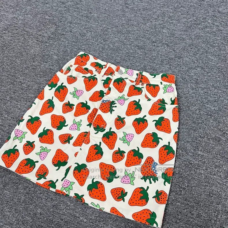 Gucci Gucci Full print, strawberry, short skirt Size 24" / US 00 / IT 34 - 3 Thumbnail