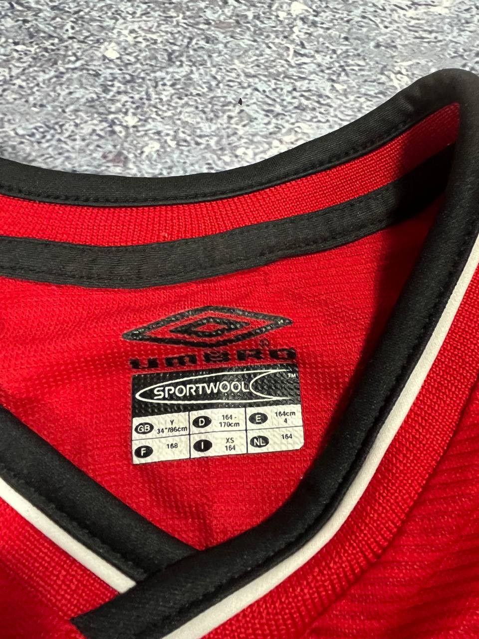 Umbro 2002 VINTAGE MANCHESTER UNITED FOOTBALL SHIRT JERSEY UMBRO Size US S / EU 44-46 / 1 - 9 Thumbnail