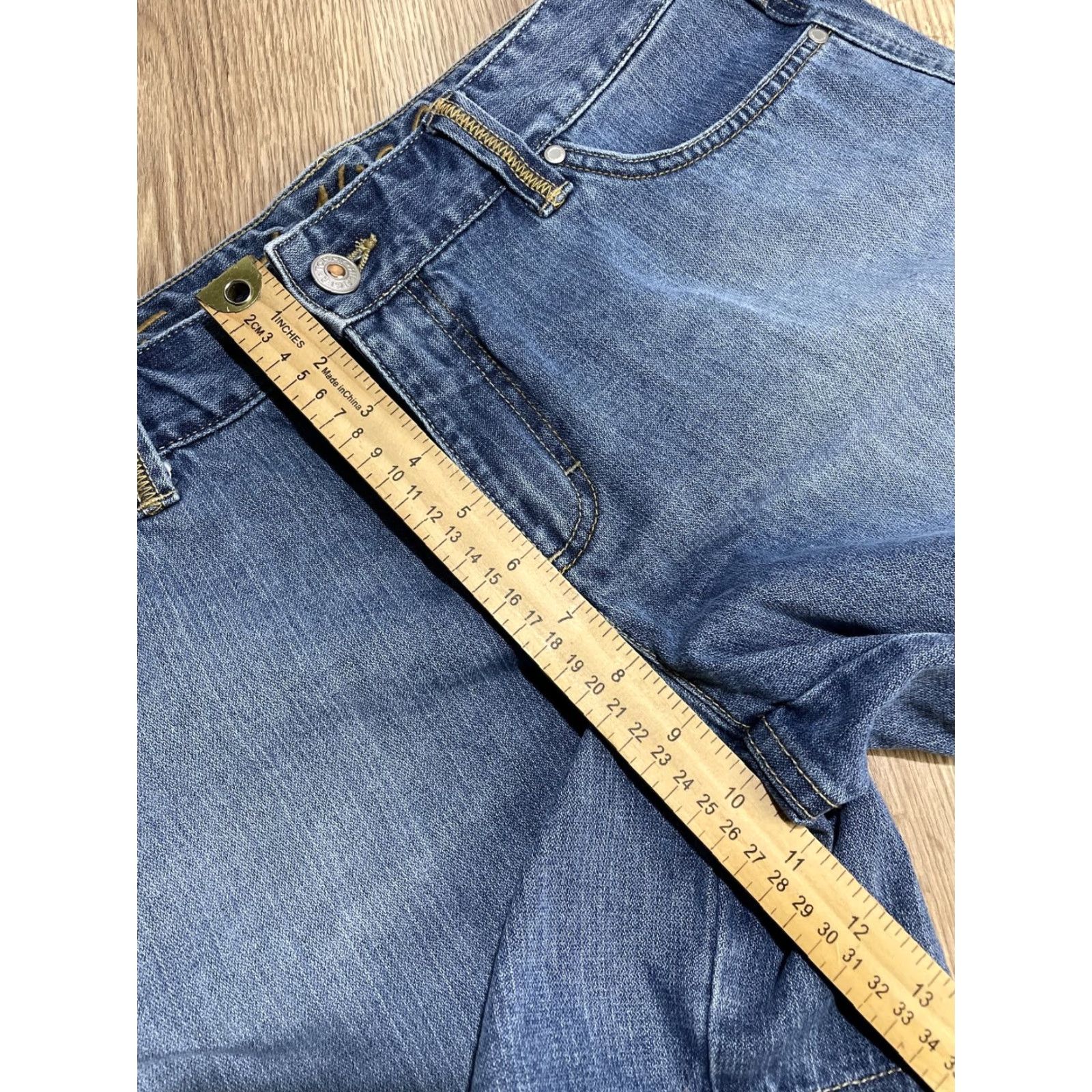 Tommy Hilfiger VINTAGE Tommy Hilfiger Women's Denim Shorts Blue 90s Casual Summer Size 10 Size 32" / US 10 / IT 46 - 6 Thumbnail