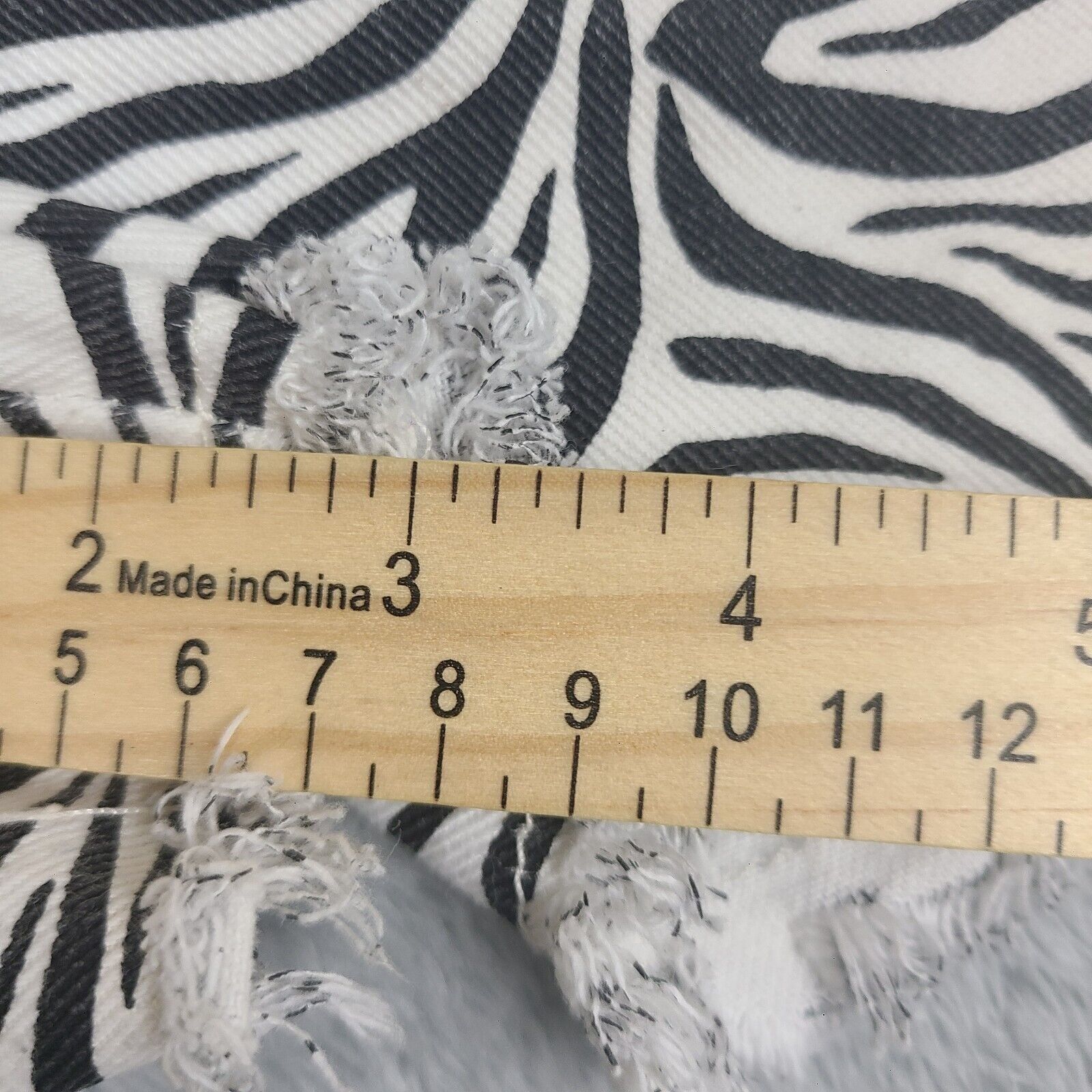 Bdg BDG Shorts Womens 28 White Black Zebra Print Denim Cut Off H Size 28" / US 6 / IT 42 - 8 Thumbnail