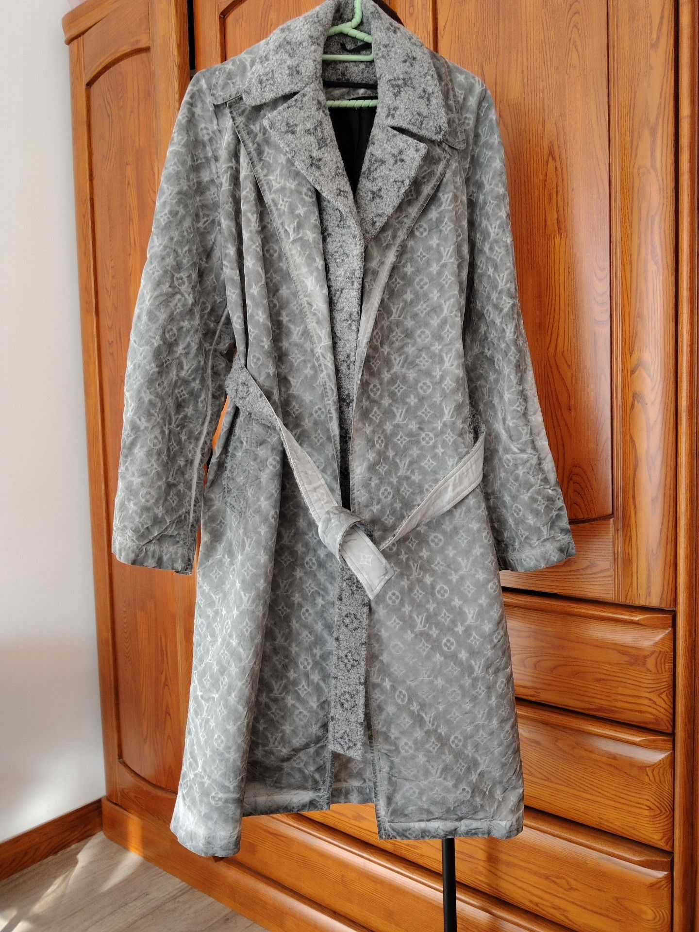 Louis Vuitton Gray Louis Vuitton Monogram Belted Coat Size M / US 6-8 / IT 42-44 - 1 Thumbnail