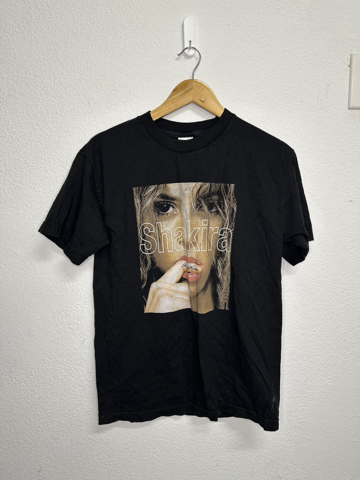 Vintage 2006 Shakira tour T-shirt Size L / US 10 / IT 46 - 2 Thumbnail