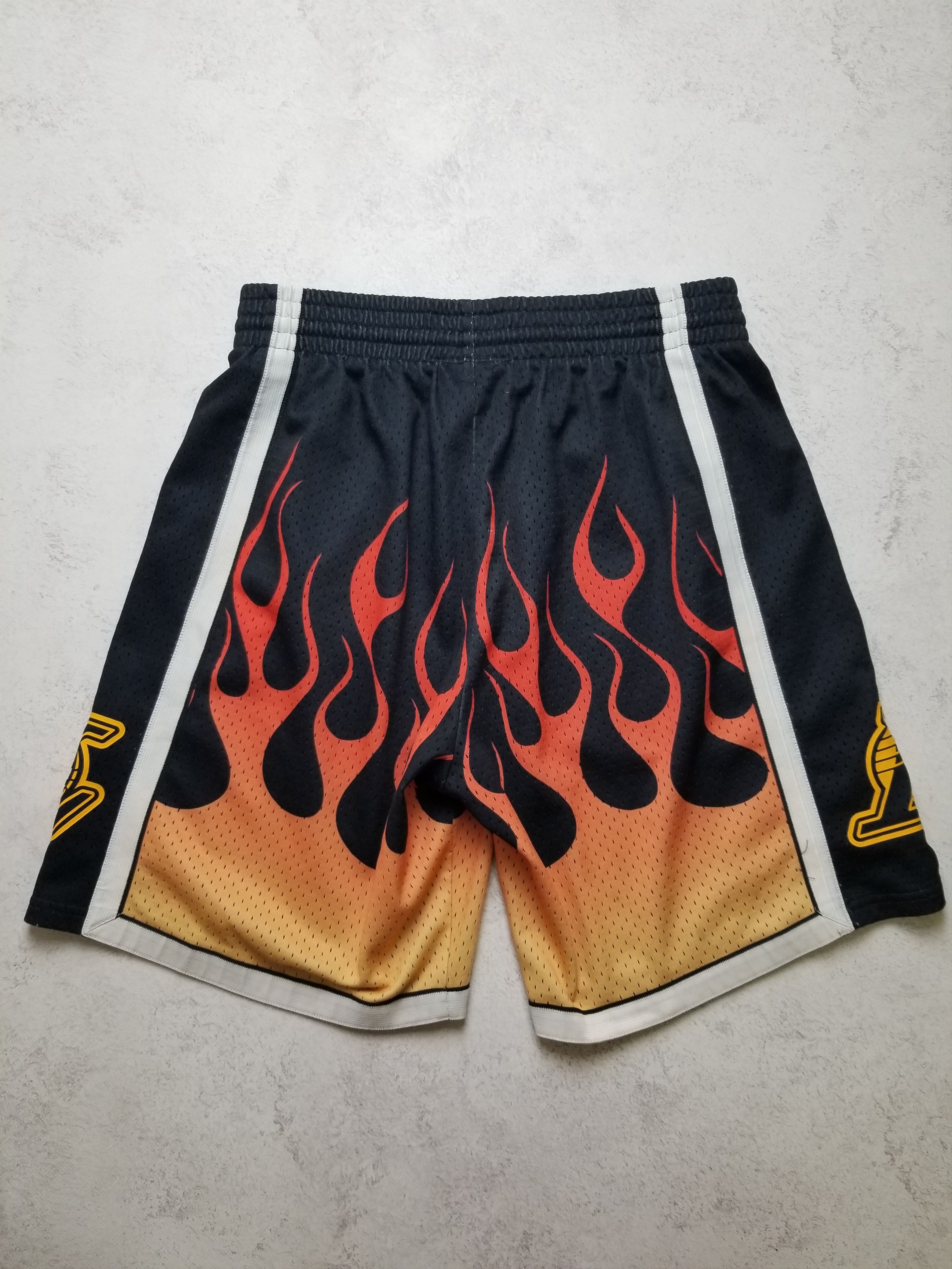Mitchell & Ness Los Angeles Lakers Mitchell & Ness Shorts Flames Size US 32 / EU 48 - 4 Thumbnail