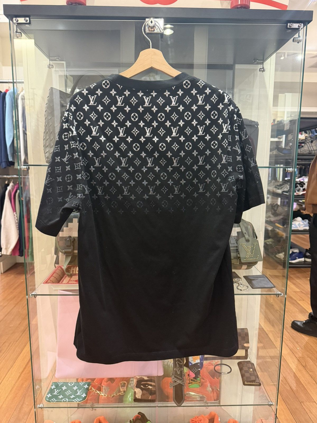 Louis Vuitton Louis Vuitton Gradient Monogram Tee Size US XXL / EU 58 / 5 - 2 Thumbnail
