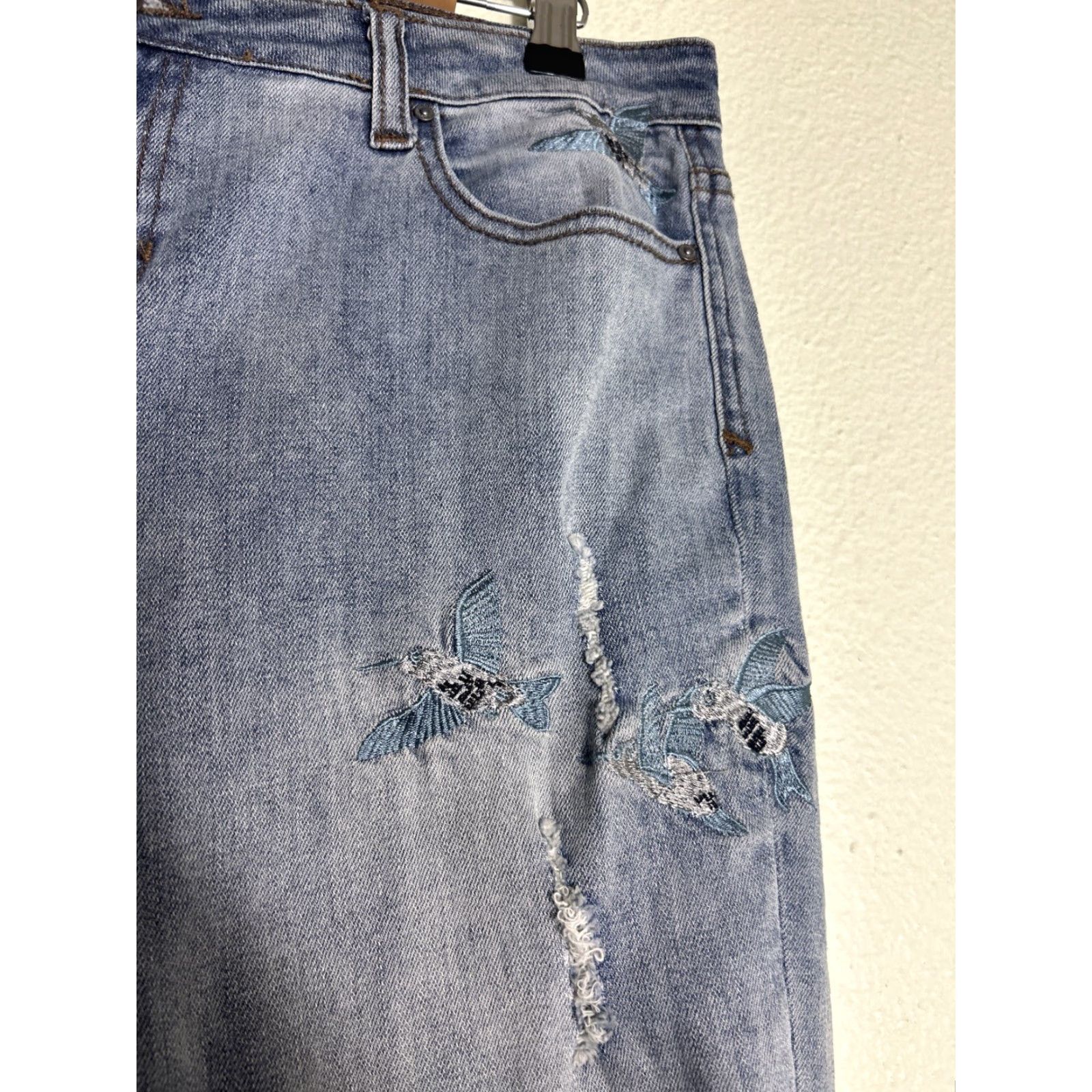 Saks Fifth Avenue VINTAGE Saks Fifth Avenue Mattie Crop Jeans Distressed Hummingbirds 29x25 Women Blue Cropped Relaxed Regular Size 29 Blue Size 29" - 5 Thumbnail
